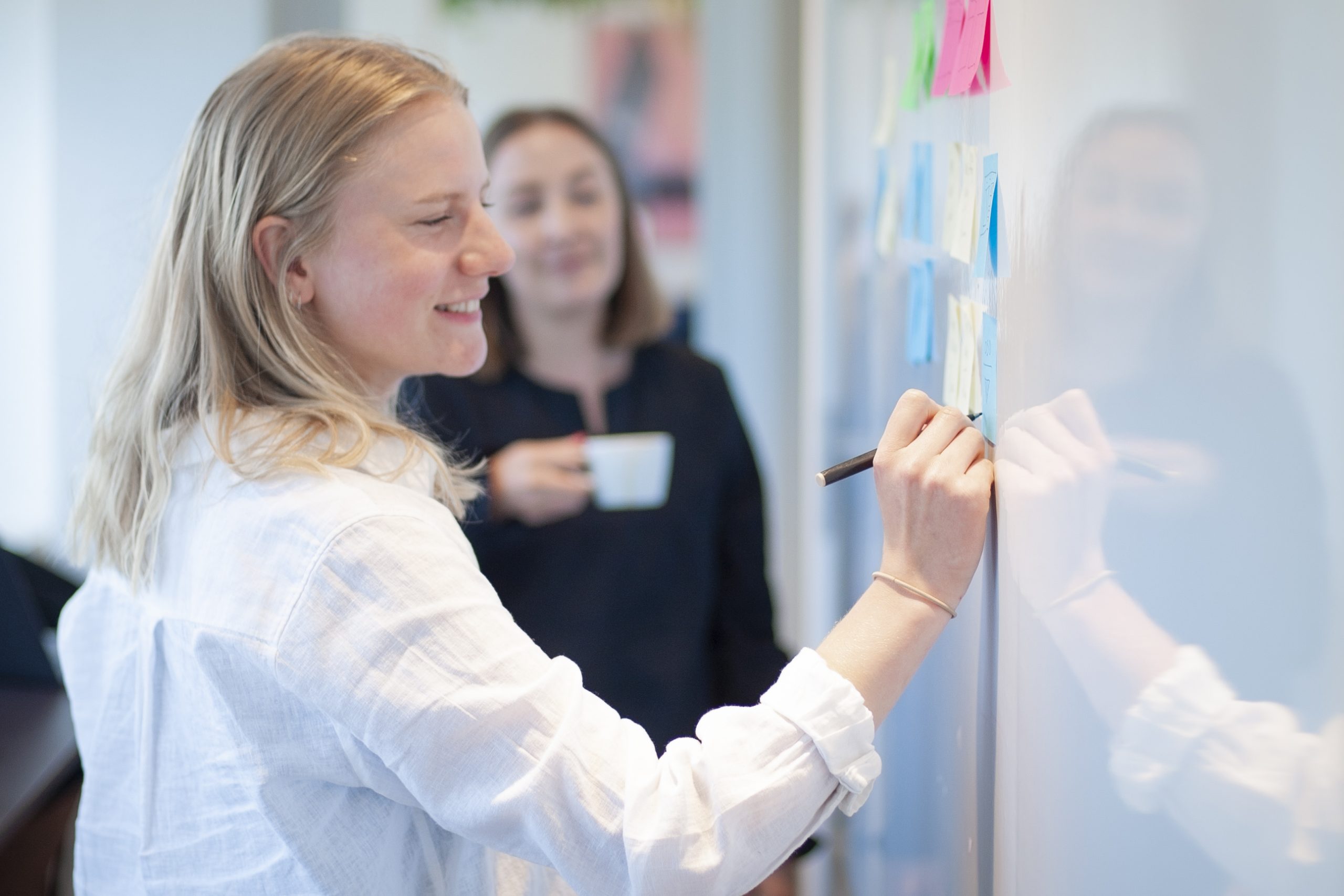 Ingeborg skriver på tavlen, mens Hanna ser på